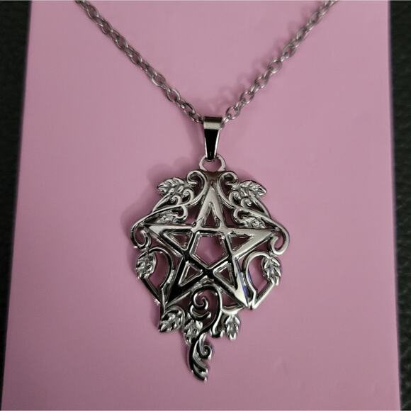 Silver tone pentagram filigree witchy necklace - Picture 1 of 2